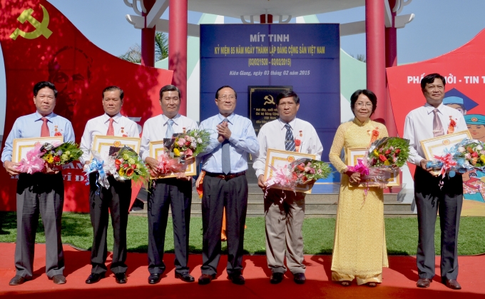 Đồng chí Trần Minh Thống, Phó Trưởng Ban Chỉ đạo Tây Nam bộ trao huy hiệu các đồng chí cao niên tuổi Đảng tại nơi thành lập chi bộ đầu tiên của Đảng bộ tỉnh ở ấp Ranh Hạt, xã Vĩnh Thuận (Vĩnh Thuận).